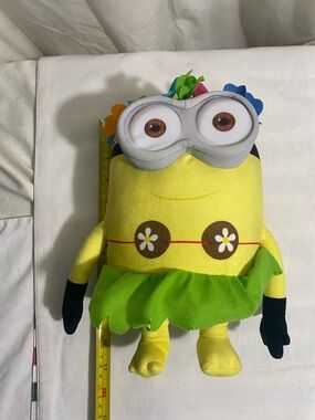 Minions Hula Plush Toy 10” Despicable Me Universal Studios Hawaii Flower Skirt